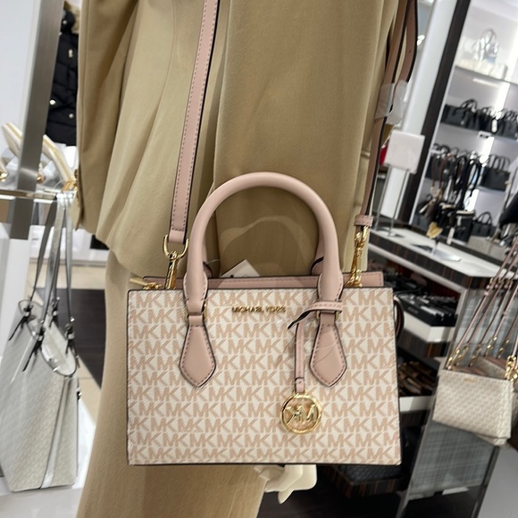 MICHAEL KORS
Sheila Small Faux Saffiano Leather Satchel
Optic Wht/Rose Gold
NWT - Picture 16 of 16